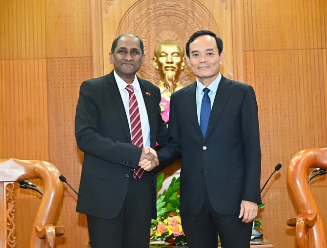 Secretary of the Party Committee of Ho Chi Minh City Tran Luu Quang (R) receives Singaporean Ambassador to Vietnam Jaya Ratnam (Photo: sggp.org.vn)