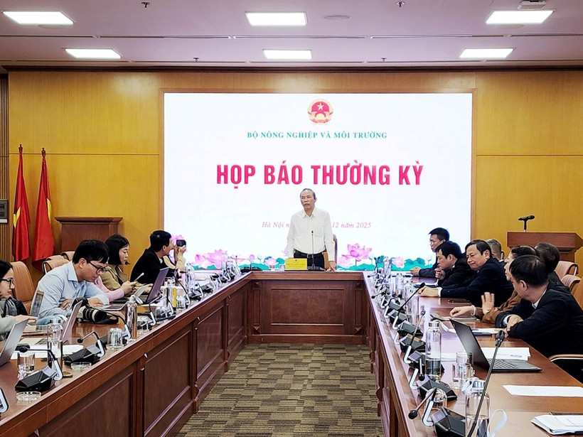 Deputy Minister of Agriculture and Environment Phung Duc Tien (centre) speaks at the press briefing in Hanoi on December 4 (Photo: VNA)