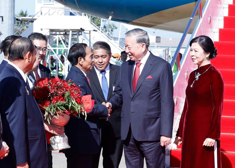 Party General Secretary To Lam and his spouse Ngo Phuong Ly, together with a high-ranking delegation of Vietnam arrive at Wattay International Airport in Vientiane on December 1 morning. (Photo: VNA)