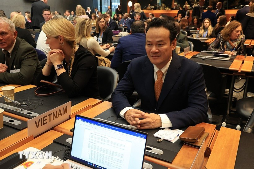 Ambassador Mai Phan Dung, head of the Permanent Mission of Vietnam to Geneva, attends the extraordinary session of the World Meteorological Congress in Geneva. (Photo: VNA)