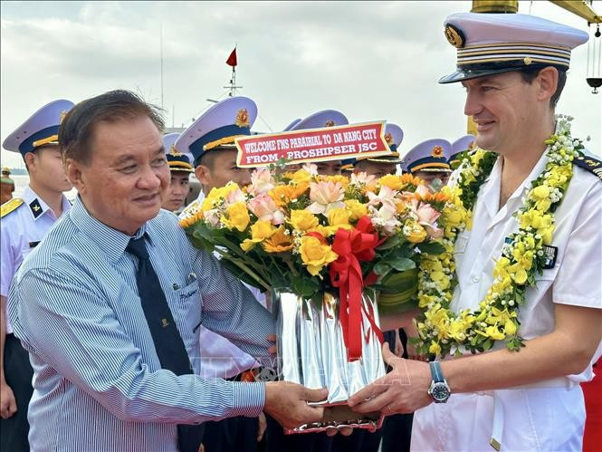 The welcoming ceremony for officers and crew of the Prairial at Tien Sa port in Da Nang on November 14 (Photo: VNA)