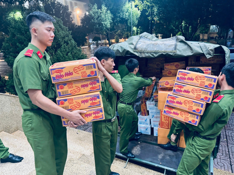 Police officers and soldiers in Dak Lak province prepare essential goods for delivery to flood-hit communities. (Photo: VNA)