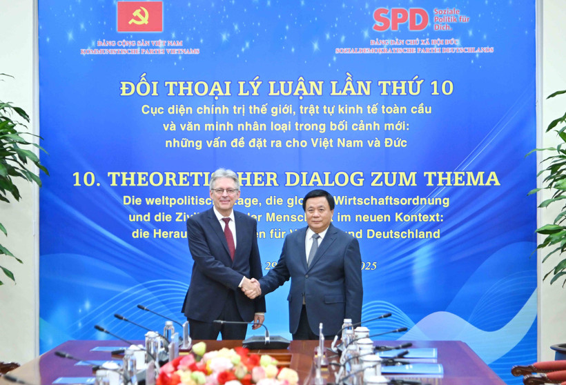 Politburo member Nguyen Xuan Thang, Chairman of the Central Theory Council and President of the Ho Chi Minh National Academy of Politics, and Achim Post, Deputy Chairman of the SPD and Co-Chairman of the SPD State Association of North Rhine-Westphalia (Photo: VNA)