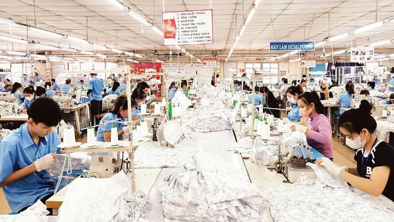 Garment production for export at Hoa Tho Garment JS Corporation. (Photo: nhandan.vn)