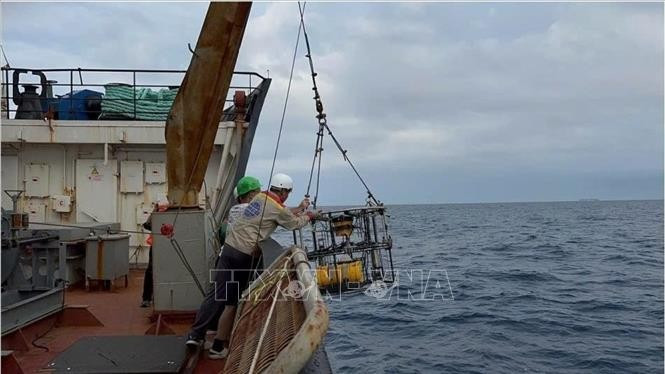 Sediment sampling activities on Vietnam’s continental shelf conducted by the survey team. (Photo released by VNA).