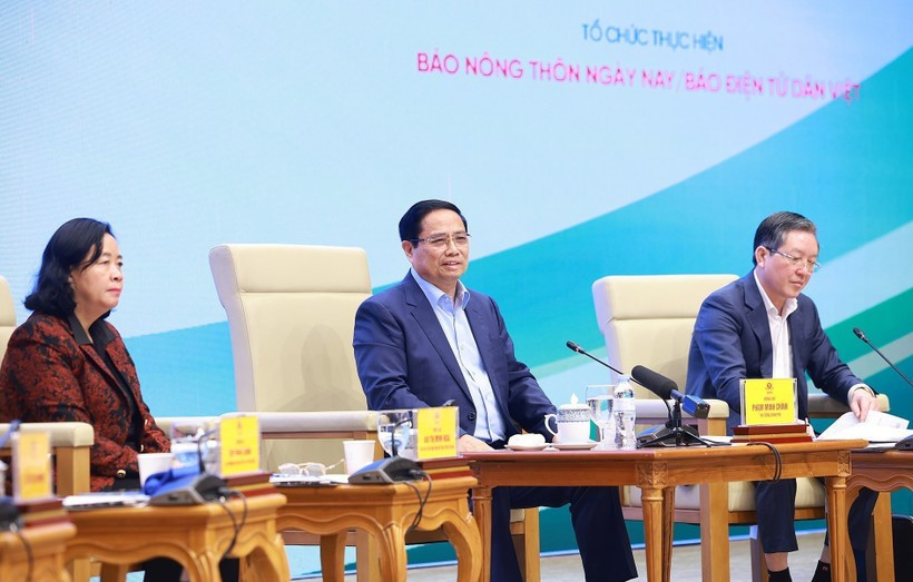 Prime Minister Pham Minh Chinh (centre) at the dialogue with farmers on December 10, 2025 (Photo: VNA)