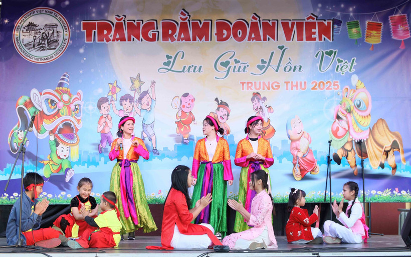A musical peformance by overseas Vietnamese children at the Mid-Autumn Festival celebration in Budapest, Hungary (Photo: VNA) 
