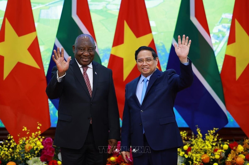 Prime Minister Pham Minh Chinh (right) meets with South African President Matamela Cyril Ramaphosa in Hanoi on October 23. (Photo: VNA)