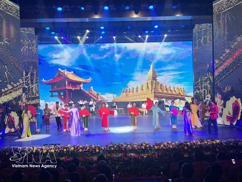 Vietnamese and Lao artists present performances honouring the great friendship, special solidarity, and comprehensive cooperation between the two countries. (Photo: VNA)