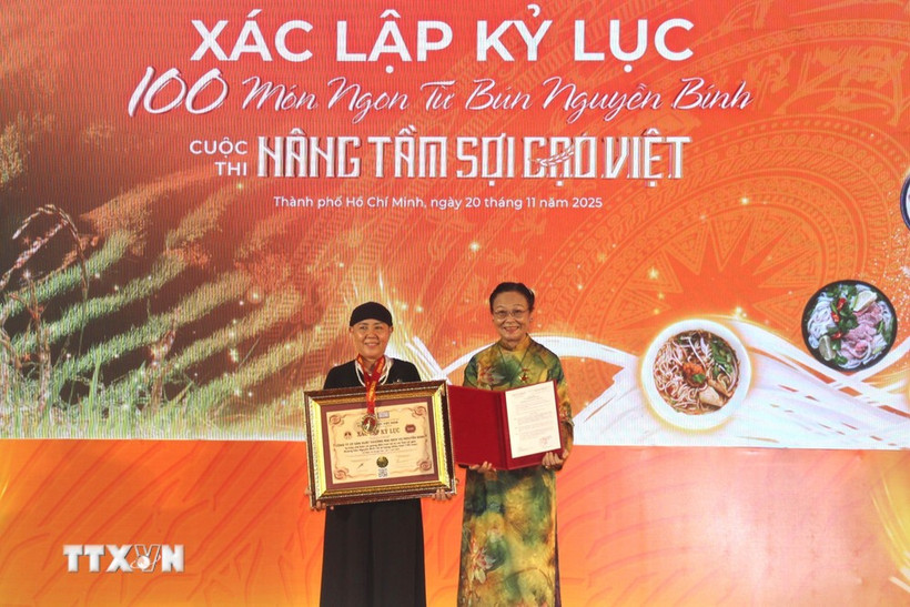 The Vietnam Records Organisation (VietKings) presents a certificate recognising the record for 100 dishes made from rice noodles. (Photo: VNA)