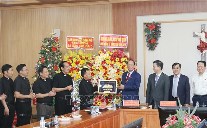 National Assembly Vice Chairman Tran Quang Phuong presents a gift to the bishop’s office of the Can Tho Diocese during his pre-Christmas visit on December 17 (Photo: VNA)