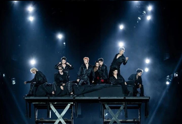 A performance in the "Anh trai vuot ngan chong gai" (Call me by fire) reality show that rekindles Vietnam’s cultural pride and identity in Vietnamese communities worldwide. (Photo: tuoitre.vn) 