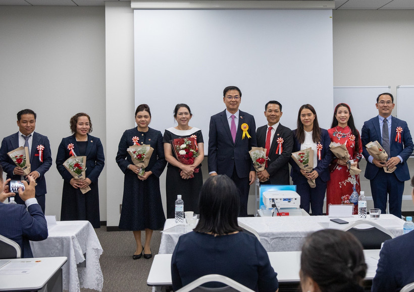 Vietnamese Ambassador to Japan Pham Quang Hieu (centre) presents flowers to congratulate the new Executive Board of the Vietnam Business Association in Japan. (Photo: VNA)