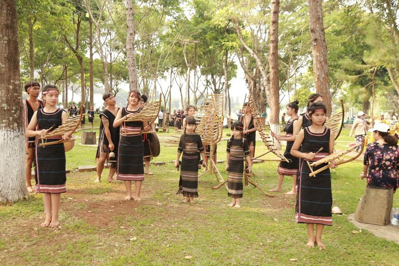 Young children from Dak Doa district, Gia Lai province perform traditional musical instrument (Photo: VNA)