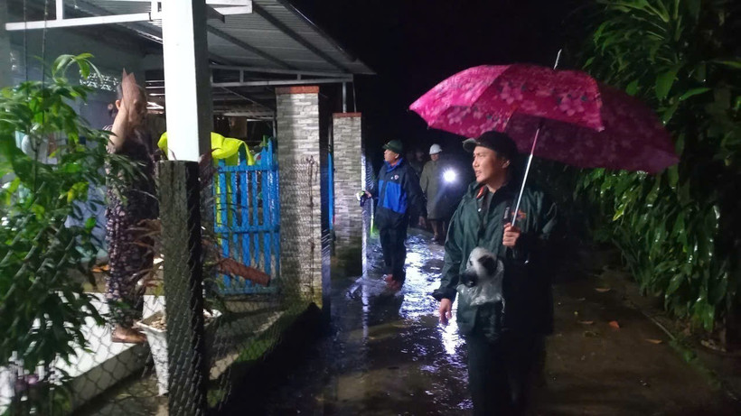 Vice Chairman of the People's Committee of Da Nang Tran Nam Hung inspects flood-hit areas in Tra My commune (Photo: VNA)