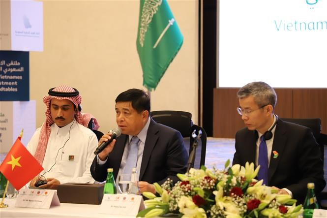 Deputy Prime Minister Nguyen Chi Dung speaks at the Vietnam–Saudi Arabia investment roundtable in Riyadh on October 27. (Photo: VNA)