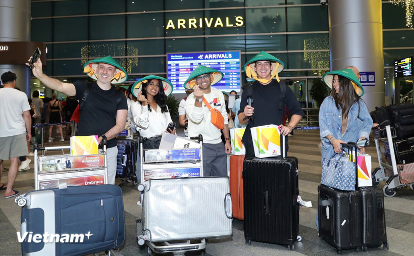 Foreign tourists visit Da Nang (Photo: VietnamPlus)