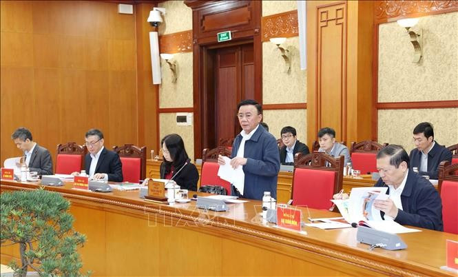 Tran Cam Tu (standing), Politburo member, Permanent Member of the Party Central Committee’s Secretariat and head of the sub-committee for the organisation of the 14th National Party Congress, addresses the working session on November 19. (Photo: VNA)