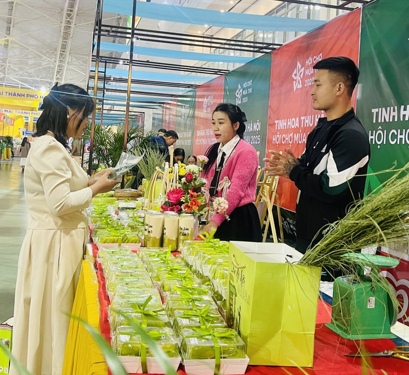 Green rice flakes and milk draw visitors (Photo: VNA)