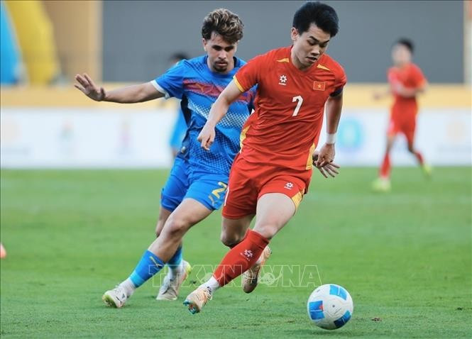 Vietnam’s U22 team (in red) defeat the Philippines’ U22 side (in blue) in the men’s football semifinal at the 33rd SEA Games on December 15, 2025. (Photo: VNA)