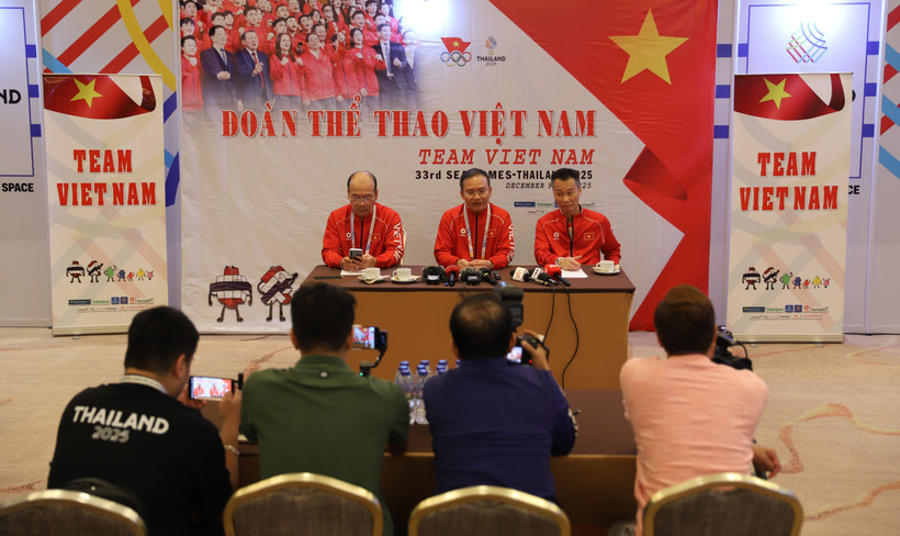 Head of the Vietnamese sports delegation Nguyen Hong Minh (centre) and two deputy heads of the delegation preside over the meeting with reporters covering the SEA Games in Bangkok. (Photo: VNA)
