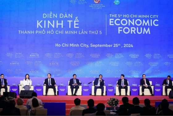 PM Pham Minh Chinh (fourth, right) attends the 5th HCM City Economic Forum (Photo: thanhnien.vn)