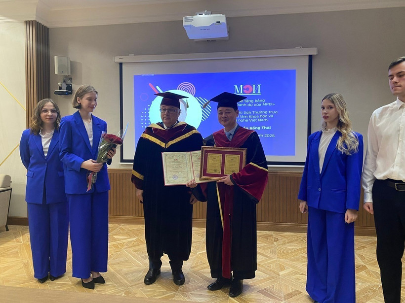 Professor Dr. Tran Hong Thai receives the honorary doctorate title and certificate from Professor Nikolay Rogalev of MPEI. (Photo published by VNA)