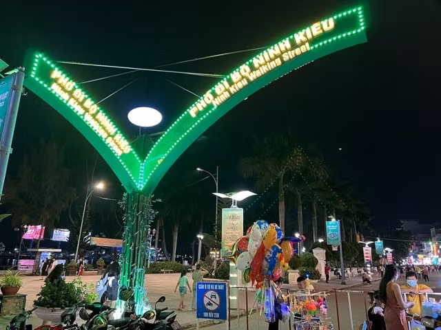 Can Tho City plans to reopen the Ninh Kieu walking street in December to offer an entertainment venue for visitors. (Photo: VNA)