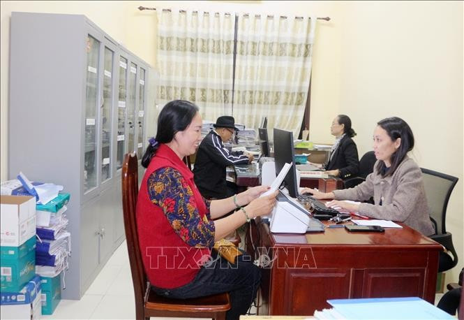 Civil servants at the cultural and social affairs division of Vinh Tru commune, Ninh Binh province, work with heads of villages to review beneficiaries of Tet gifts. (Photo: VNA)