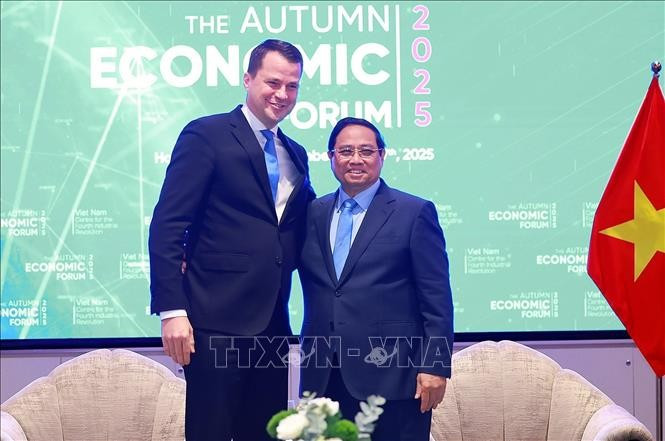 Prime Minister Pham Minh Chinh (R) meets with Managing Director of the World Economic Forum (WEF) Stephan Mergenthaler (Photo: VNA)