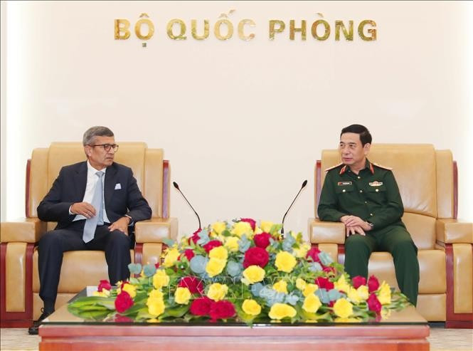Minister of National Defence General Phan Van Giang (right) receives Indian Defence Secretary Rajesh Kumar Singh in Hanoi on November 10, 2025. (Photo: VNA)