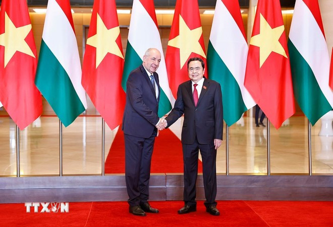 On the afternoon of May 28, 2025, Vietnamese National Assembly Chairman Tran Thanh Man (R) had a meeting with Hungarian President Sulyok Tamas during the latter’s official visit to Vietnam. (Photo: VNA)