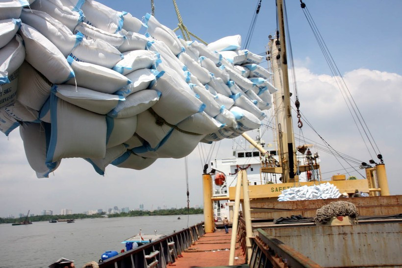 Loading rice for export at a port in Vietnam (Photo: VNA)
