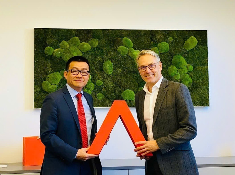 Vietnamese Ambassador to Austria Vu Le Thai Hoang (left) and Rene Tritscher, head of the Austrian Business Agency (ABA). (Photo: VNA broadcasts)