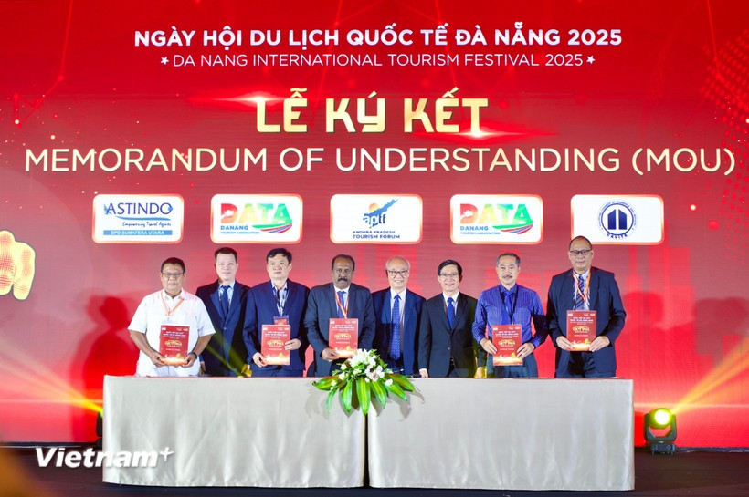 The signing ceremony of MoUs on cooperation between international and domestic tourism agencies. (Photo: VietnamPlus)