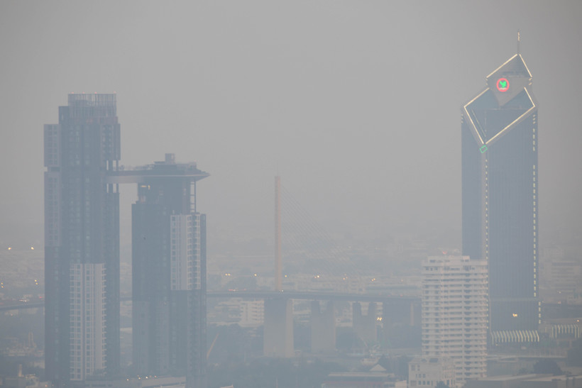 Smog blankets the sky over Bangkok, Thailand. (Photo: Xinhua/VNA)