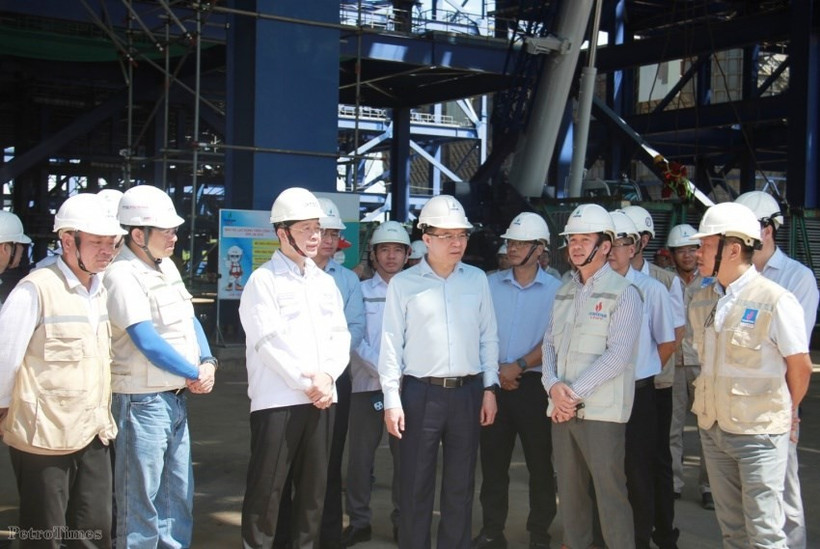 Petrovietnam Chairman Le Manh Hung inspects construction progress at the Long Phu 1 Thermal Power Plant project site. (Photo: Petrovietnam)