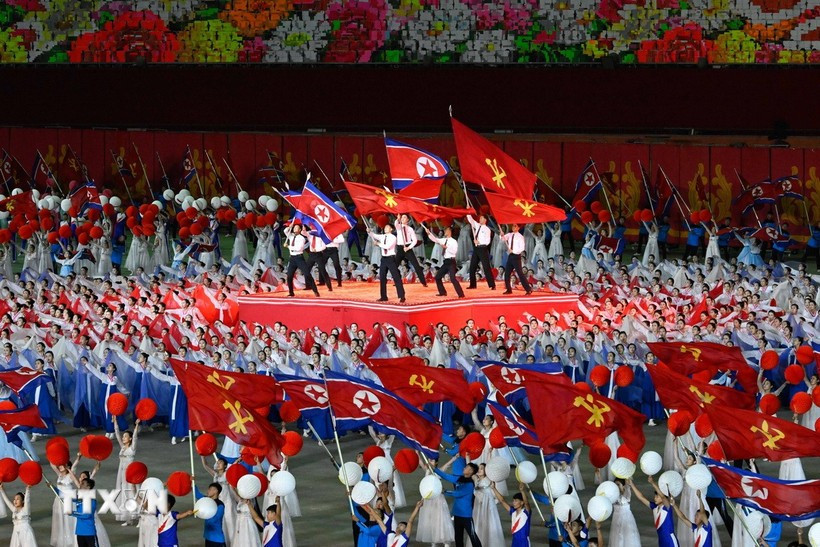 An artistic programme marks the 80th anniversary of the WPK on October 9, 2025. (Photo: Xinhua/VNA)