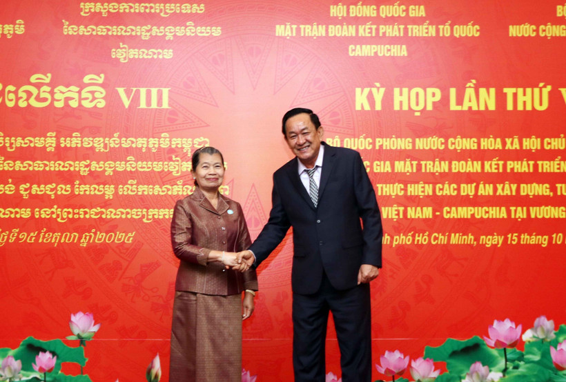 Deputy Minister of National Defence Senior Lieutenant General Vo Minh Luong (R) and SFDCM President Samdech Men Sam An. (Photo: VNA)