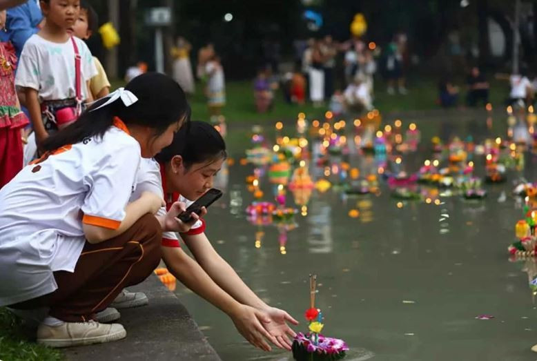 A girl releases her float at Benchasiri Park on Sukhumvit Road in Bangkok during Loy Krathong in November last year. (Photo: bangkokpost.com) 