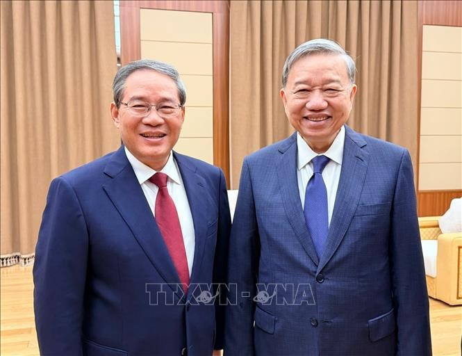 General Secretary of the Communist Party of Vietnam (CPV) Central Committee To Lam (right) meets with Chinese Premier Li Qiang, who is also a member of the Standing Committee of the Political Bureau of the Communist Party of China (CPC) Central Committee, in Pyongyang on October 9. (Photo: VNA)