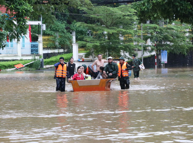 Tuyen Quang border guards assist local residents in evacuating to safety. (Photo: VNA)
