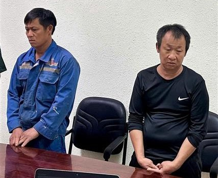 Le Van Hoi and Le Van Au at the police agency (Photo: VNA)