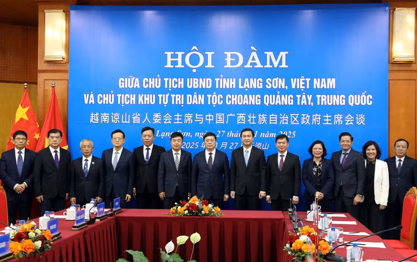 Delegates at the talks between Deputy Secretary of the Party Committee and Chairman of the People’s Committee of northern Lang Son province Nguyen Canh Toan and Wei Tao, Deputy Secretary of the Party Committee and Chairman of the Guangxi Zhuang Autonomous Region (China) (Photo: VNA)