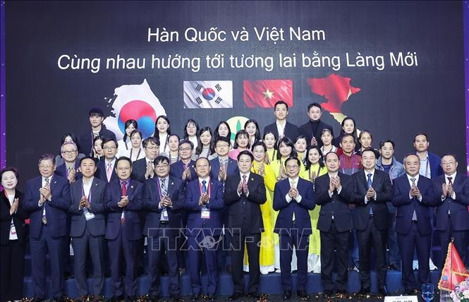 State President Luong Cuong and delegates attending the “Vietnam Day” programme pose for a group photo. (Photo: VNA)