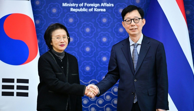 RoK’s First Vice Foreign Minister Park Yoon-joo (right) and Thailand's permanent secretary for foreign affairs Eksiri Pintaruchi at their meeting in Seoul on November 26 (Photo: Yonhap)