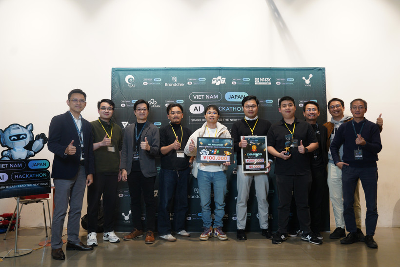The team winning first prize at the final round of the Vietnam–Japan AI Hackathon 2025. (Photo: VNA)