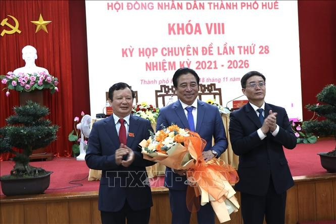 Nguyen Khac Toan (from Khanh Hoa province), Deputy Secretary of the Party Committee of Hue city, is elected Chairman of the Hue People's Committee. (Photo: VNA)