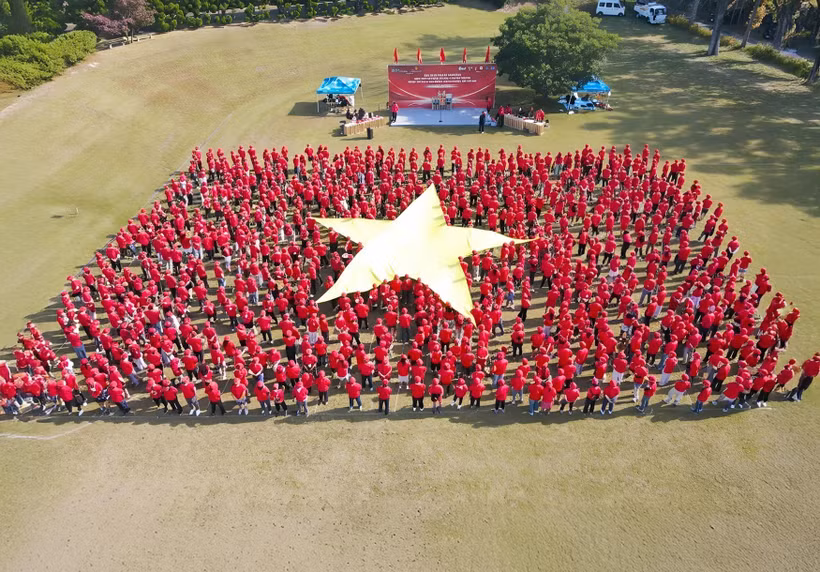 The festival’s most moving highlight is the moment when over 1,000 Vietnamese participants form a giant Vietnamese national flag. (Photo: VNA)