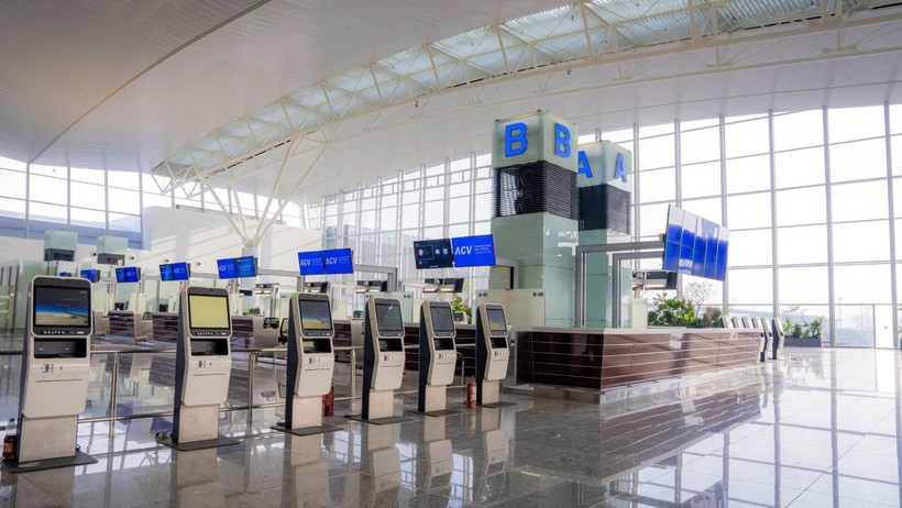 A full suite of automated technologies has been deployed across the Terminal T2 at Noi Bai International Airport, giving travellers greater control over their procedures from check-in to boarding. (Photo: VNA)